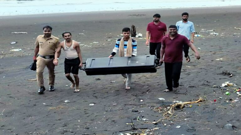 Maharashtra: తీరంలోని పాడుబడిన పడవలో ఏకే-47 రైఫిళ్లు.. ఆ ప్రాంతంలో హై అలర్ట్