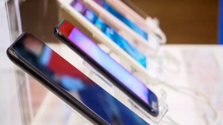 Mobile Prices: మొబైల్ కొనుగోలు చేసేవాళ్లకు షాక్.. త్వరలోనే పెరగనున్న  ధరలు