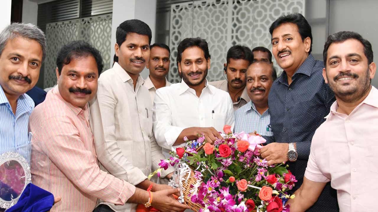 Andhra Pradesh: సీఎం జగన్‌ను సన్మానించిన ఎంపీడీవోల సంఘం నేతలు