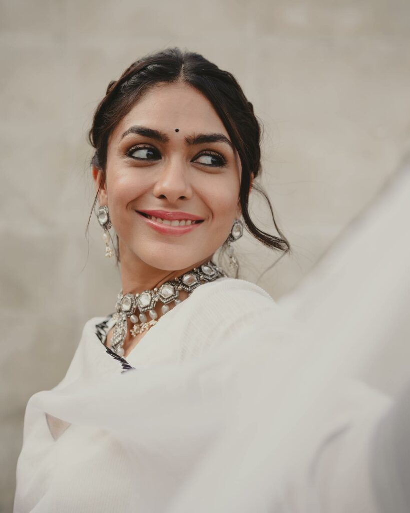 Mrunal Thakur (51)