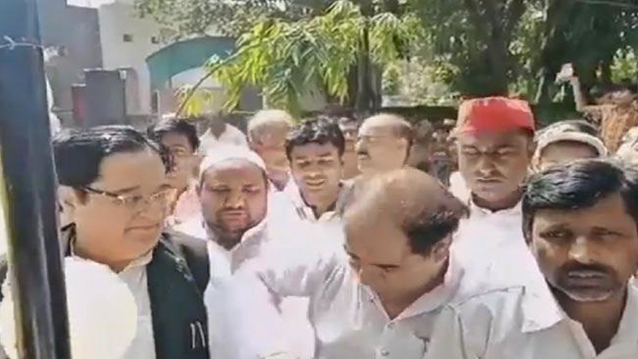 National Anthem: జాతీయ గీతం పాడుతూ మధ్యలో మరిచిపోయిన ఎంపీ.. వైరల్ అవుతున్న వీడియో