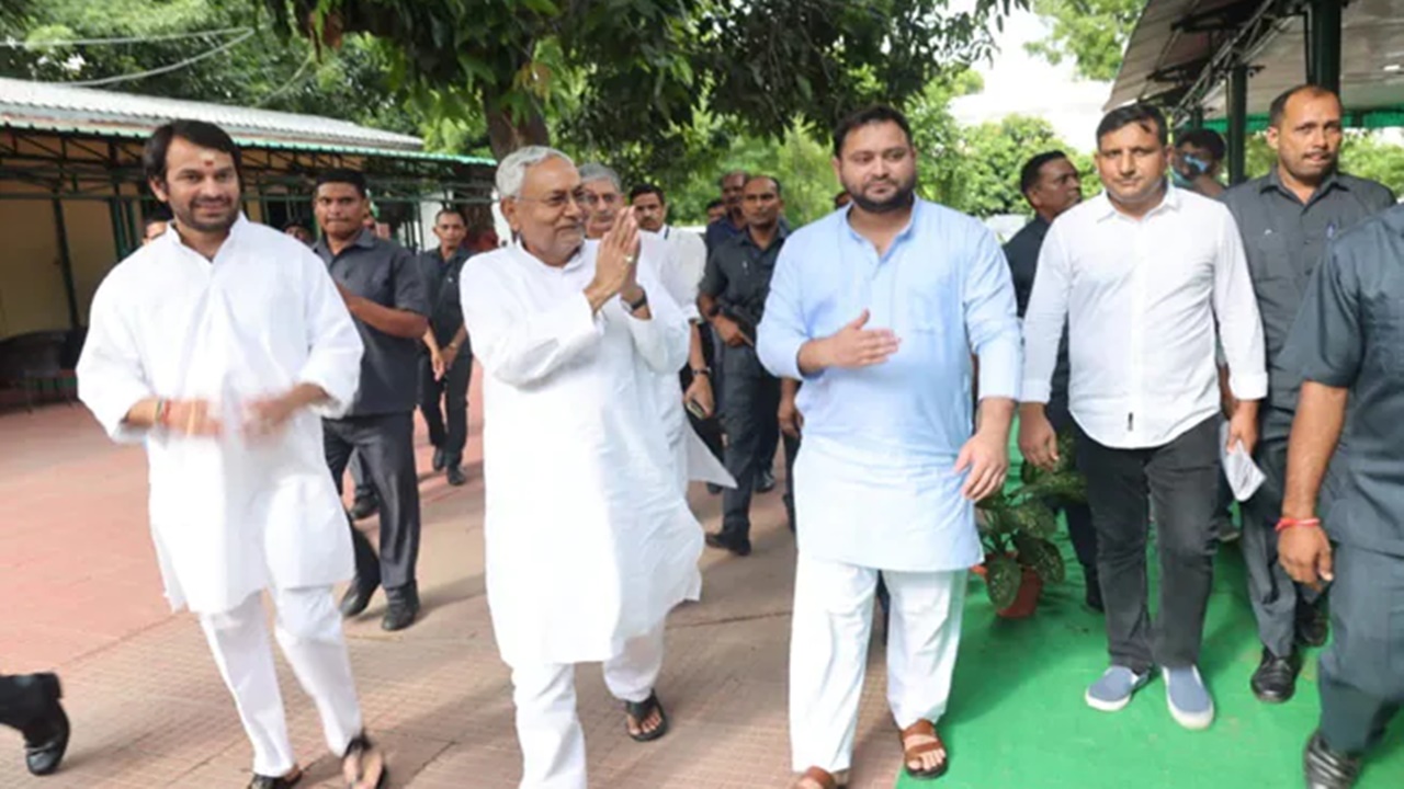 Bihar Political Crisis:  గవర్నర్‌ను కలిసిన నితీష్ కుమార్, తేజస్వి యాదవ్.. ప్రభుత్వ ఏర్పాటుపై లేఖ