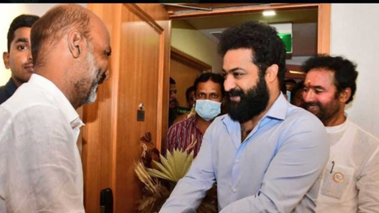 NTR: మొన్న వార్నింగ్ ఇచ్చి ఇప్పుడు వంగివంగి దండాలు పెడుతున్నాడు.. రాజకీయమా..?