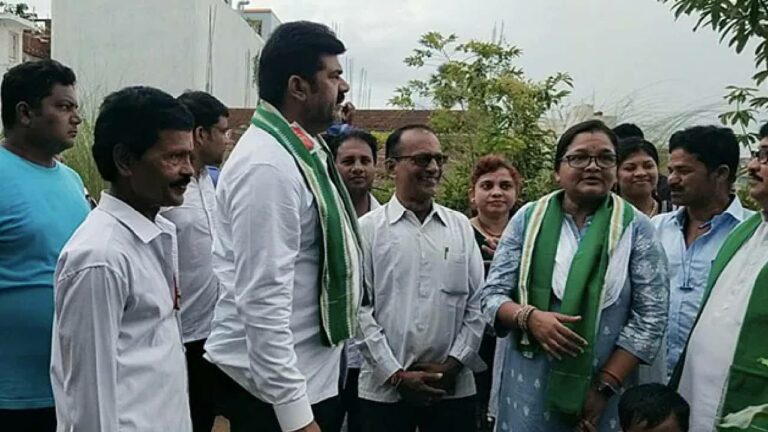 Odisha: మానవత్వం చాటుకున్న ఎమ్మెల్యే.. మహిళ మృతదేహాన్ని తరలించేందుకు సాయం