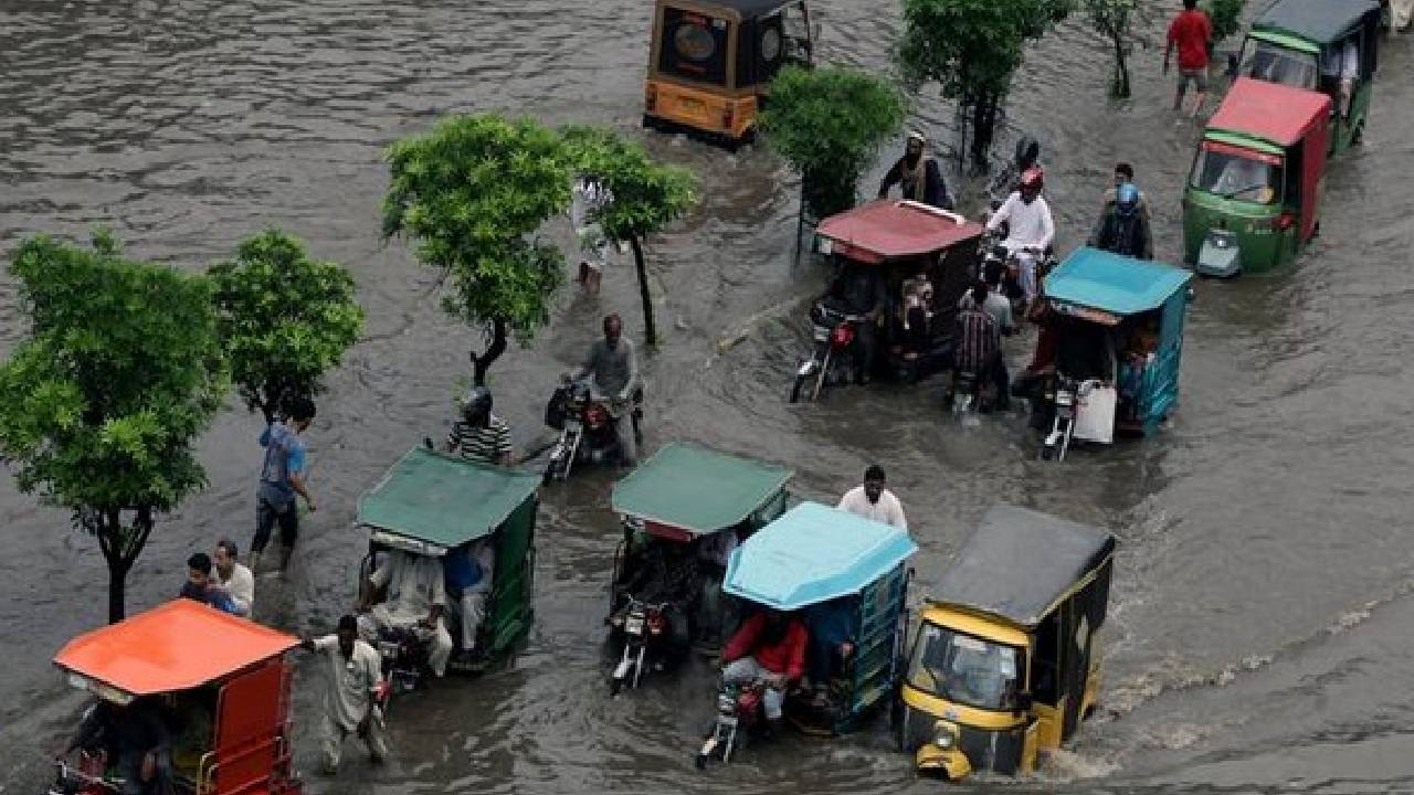 Pakistan: వరదలతో వణుకుతున్న పాకిస్తాన్.. వెయ్యిని దాటిన మృతుల సంఖ్య