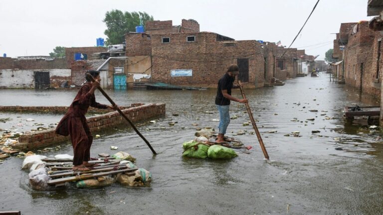 Pakistan: పాక్‌ను అతలాకుతలం చేస్తున్న వరదలు.. సగానికి పైగా నీటిలోనే..