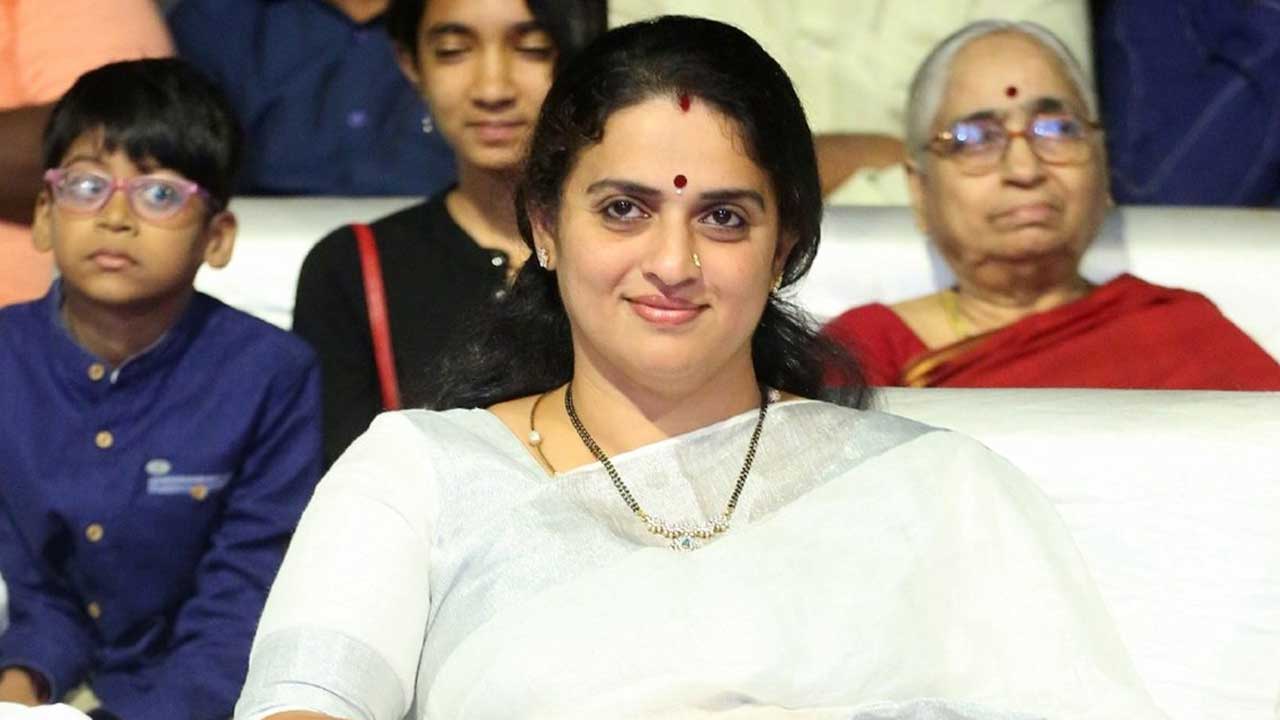 Pavitra Lokesh: పవిత్రా లోకేష్ కు ఘోర అవమానం.. సెట్ లో స్టార్ హీరో ఆ విధంగా..?