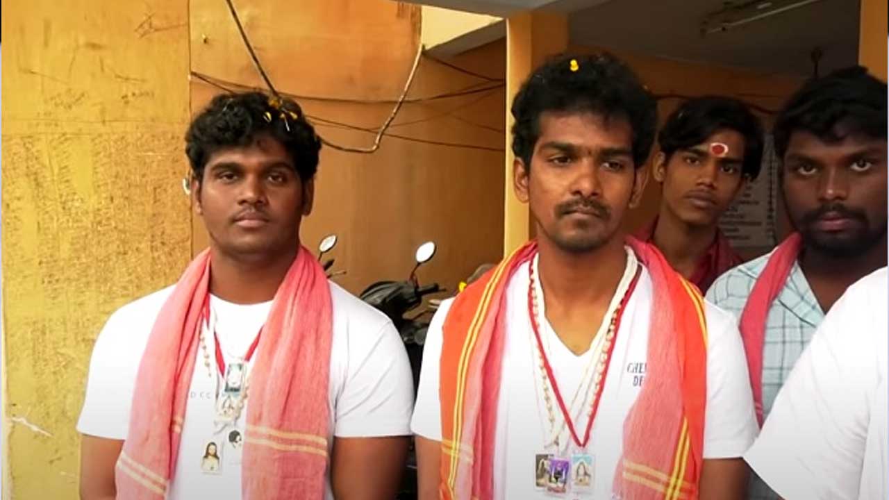 Pawan Kalyan: ఇదేం భక్తి అండీ బాబు.. పవన్ కోసం పవన్ మాల వేసుకున్న అభిమానులు