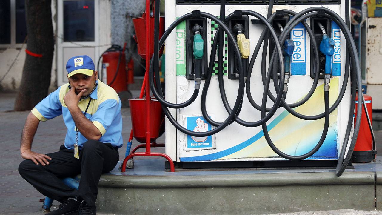 Petrol- Diesel Sales: జూలైలో తగ్గిన పెట్రోల్, డిజిల్ అమ్మకాలు.. పెరిగిన వంట గ్యాస్ వినియోగం