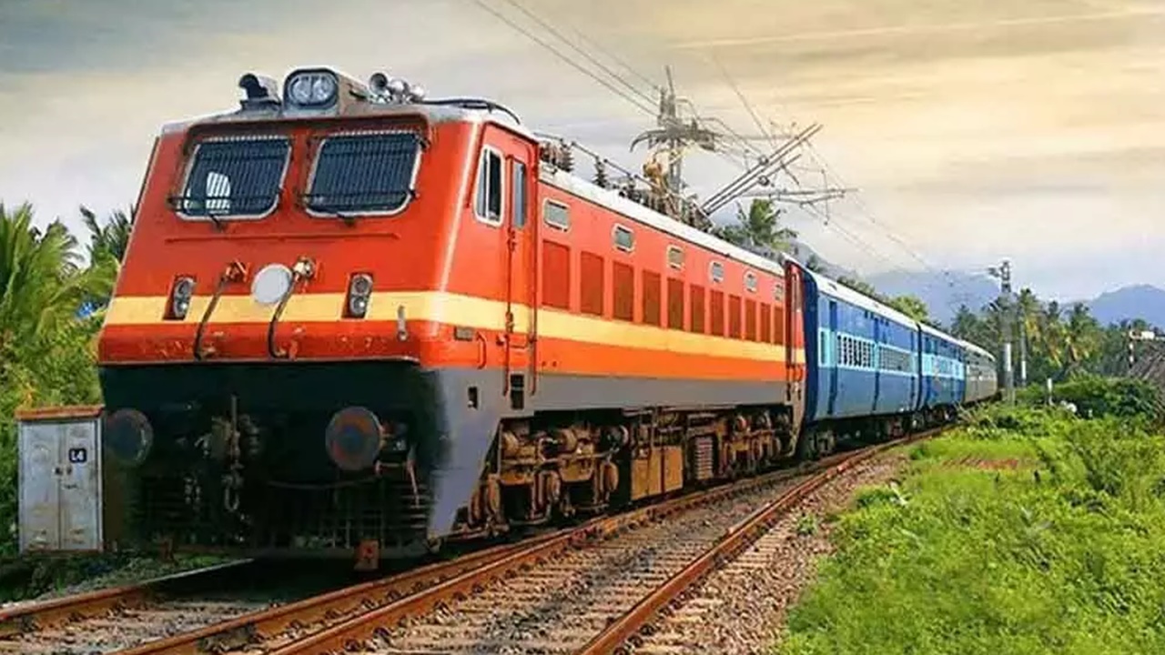 Railway : రైల్వేలో రూల్స్ మారాయి.. ఇష్టం వచ్చినట్లు కూర్చుంటా అంటే కుదరదు