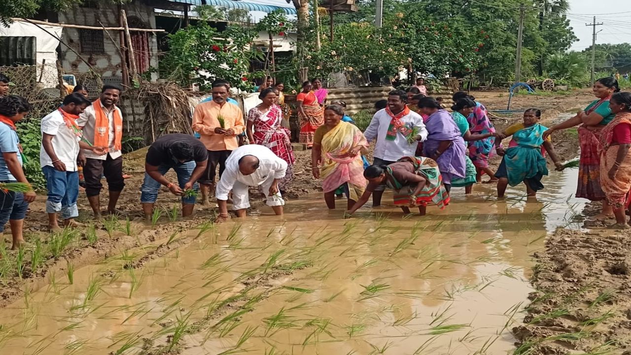 Revuri Prakash Reddy: రోడ్లపై నాట్లు వేసి నిరసన.. బాగుచేస్తారా? లేదా?