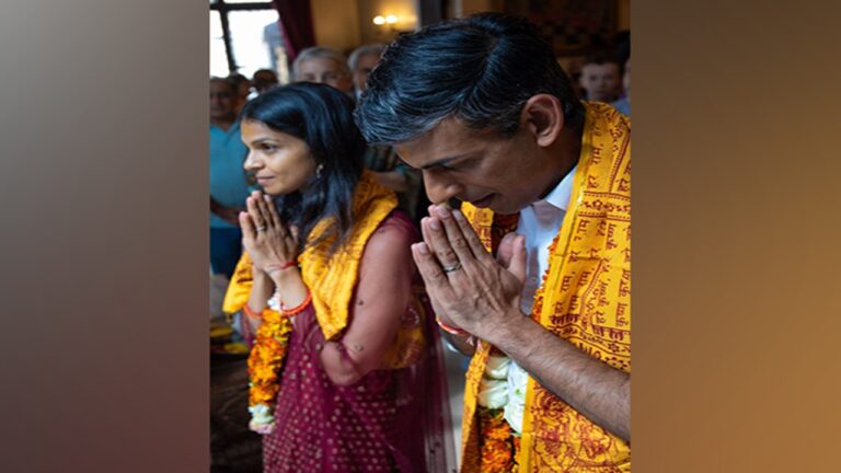 Rishi Sunak: జన్మాష్టమి వేడుకలు.. భార్యతో కలిసి పూజలు చేసిన రిషి సునాక్