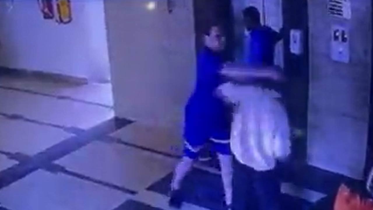 Lift Fight : సాయానికి పోతే పాపం ఎదురైందంట.. ఇదే మరీ..!