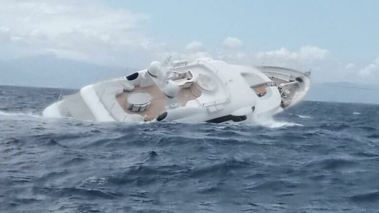Yacht Sinks Off: చూస్తుండగానే సముద్రంలో మునిగిపోయిన భారీ నౌక.. వీడియో వైరల్