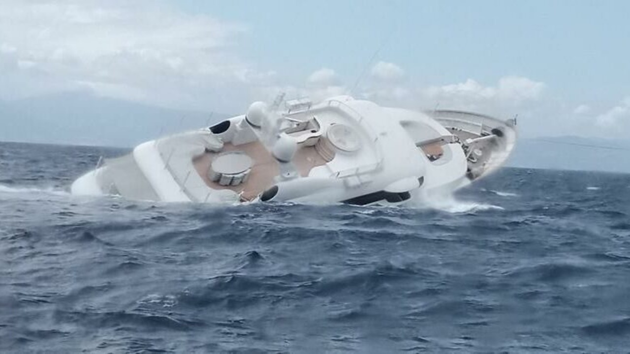 Yacht Sinks Off: చూస్తుండగానే సముద్రంలో మునిగిపోయిన భారీ నౌక.. వీడియో వైరల్