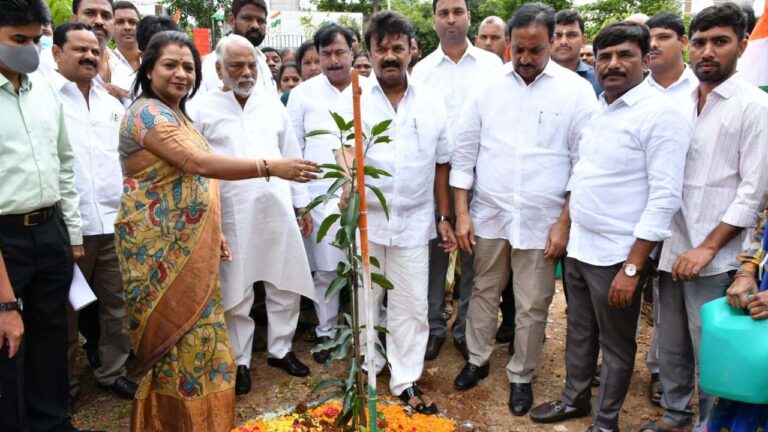 Talasani Srinivas Yadav: తెలంగాణలో వజ్రోత్సవ వేడుకలు.. మొక్కలు నాటిన తలసాని..