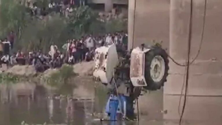 Uttar Pradesh: నదిలో పడిన ట్రాక్టర్.. ప్రయాణ సమయంలో 24 మంది
