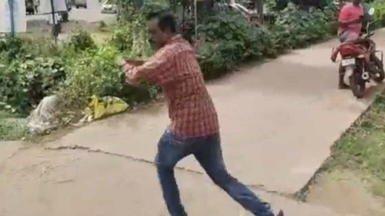 Kadiam Constable: ఆమెతో కానిస్టేబుల్ రాసలీలలు.. నడిరోడ్డుపై నగ్నంగా