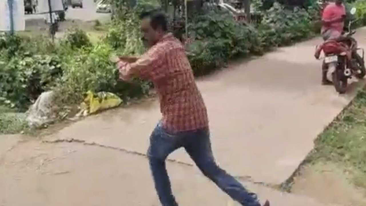 Kadiam Constable: ఆమెతో కానిస్టేబుల్ రాసలీలలు.. నడిరోడ్డుపై నగ్నంగా