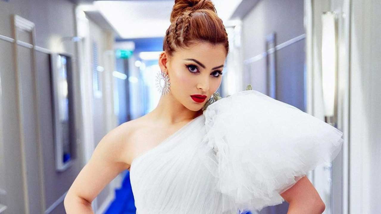 Urvashi Rautela: ఇద్దరు భార్యలు, నలుగురు పిల్లలు ఉన్న ఫేమస్ సింగర్ నన్ను పెళ్లి చేసుకుంటానన్నాడు