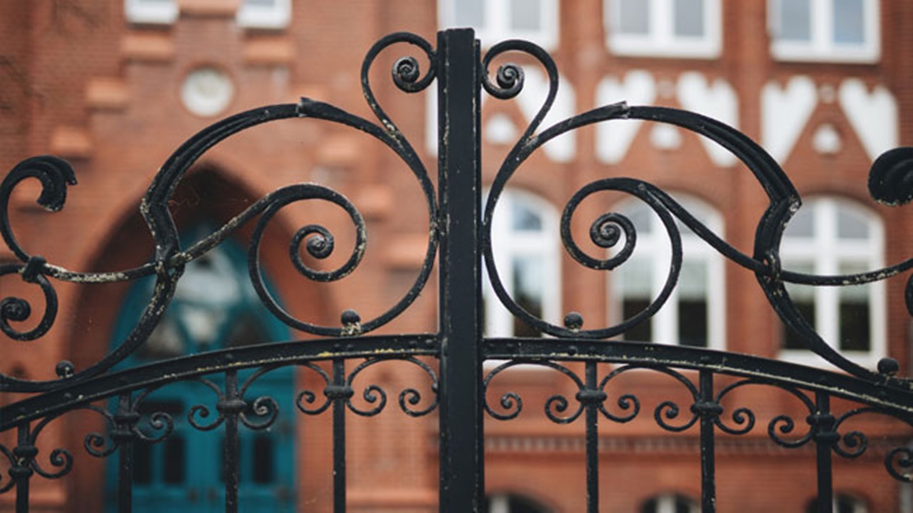 Uttarpradesh: విద్యాశాఖ మంత్రి కాలేజికి వచ్చినా అనుమతించలేదు.. కోపంతో వెనుదిరిగిన మంత్రి