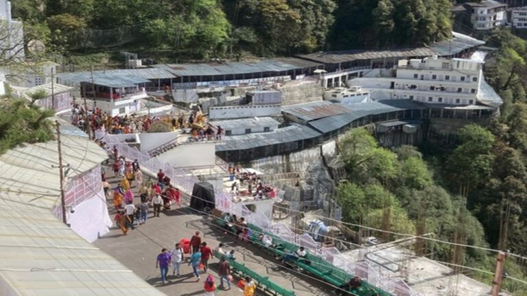 Vaishnodevi Yatra: తాత్కాలికంగా నిలిపివేయబడిన వైష్ణో దేవి యాత్ర  పునఃప్రారంభం