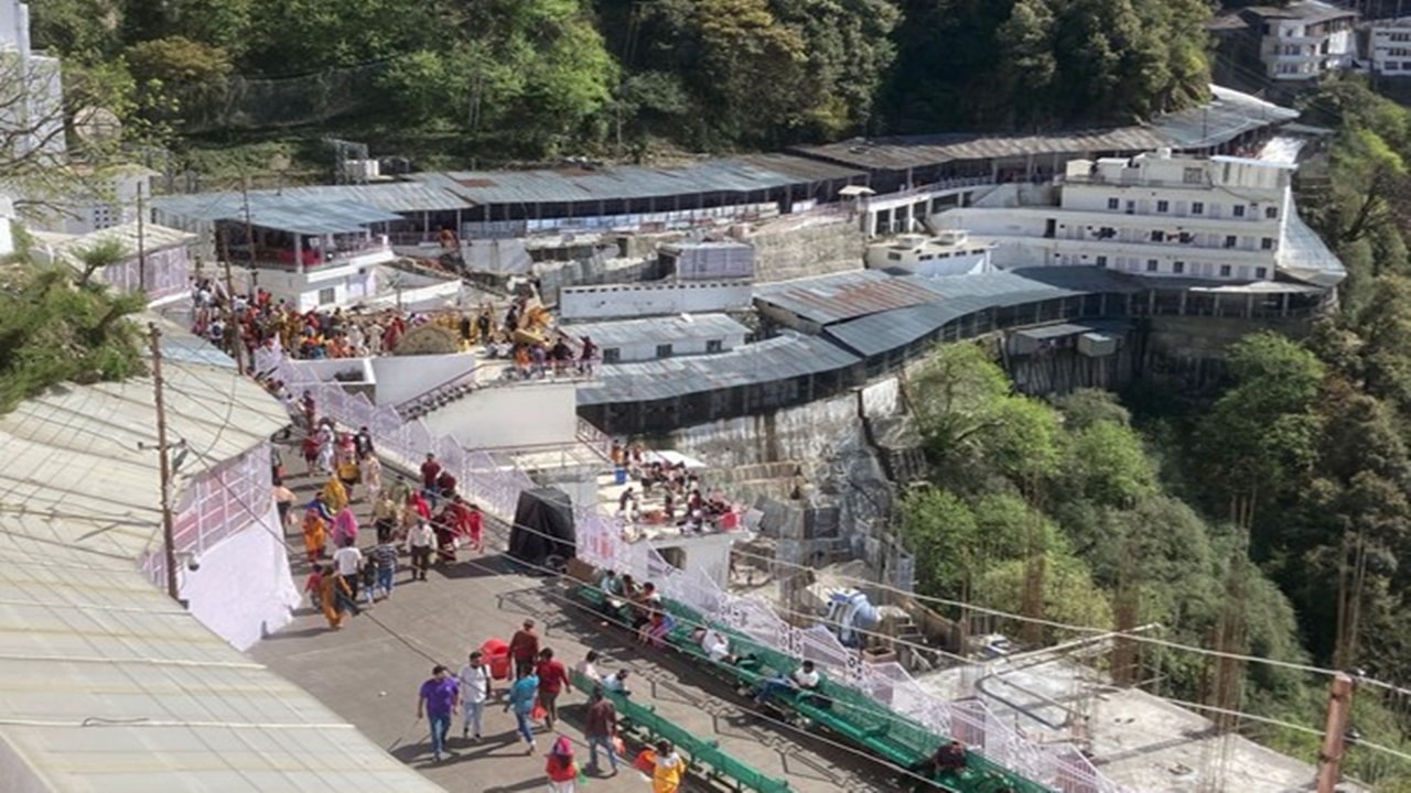 Vaishnodevi Yatra: తాత్కాలికంగా నిలిపివేయబడిన వైష్ణో దేవి యాత్ర  పునఃప్రారంభం
