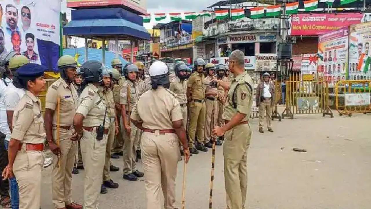 Veer Savarkar vs Tipu Sultan Poster row: కర్ణాటకలో ఉద్రిక్తంగా వీర్ సావర్కర్ వర్సెస్ టిప్పు సుల్తాన్ వివాదం