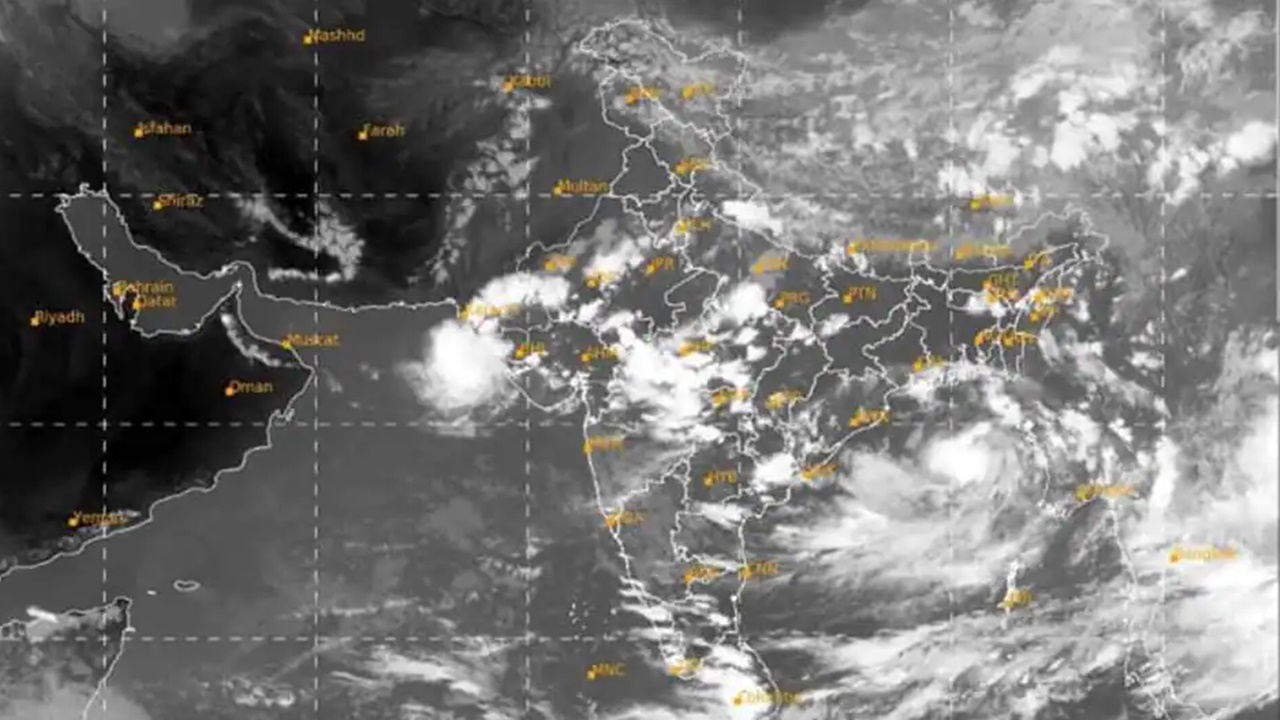 Weather Report: బంగాళాఖాతంలో తీవ్ర అల్పపీడనం.. తెలుగు రాష్ట్రాలకు భారీ వర్ష సూచన