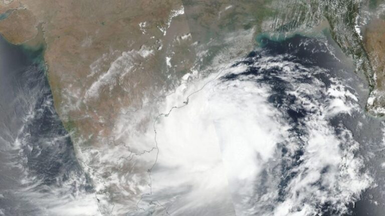 Weather Update: వాయవ్య బంగాళాఖాతంలో వాయుగుండం.. ఉత్తరాంధ్ర, యానాంలో భారీ వర్షాలు!