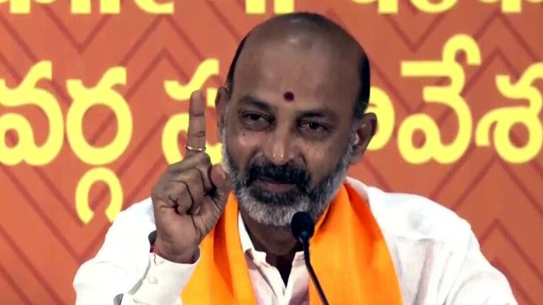 Bandi Sanjay : అధికార పార్టీ నేతలపై ఎందుకు చర్యలు తీసుకోలేదో చెప్పాలి