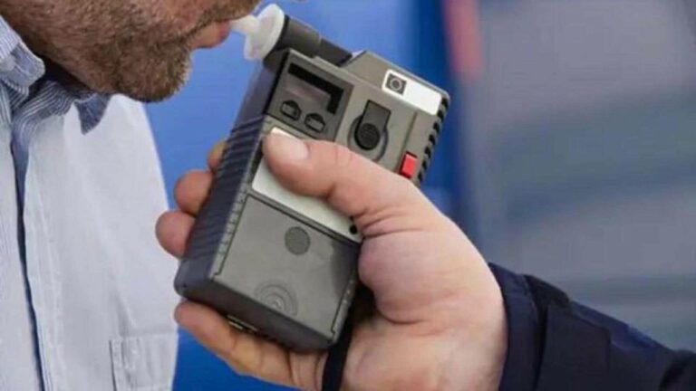 Breath Analyser Tests: పైలెట్లు, విమాన సిబ్బందికి బ్రీత్ అనలైజర్ టెస్టులు.. డీజీసీఏ ఆదేశం