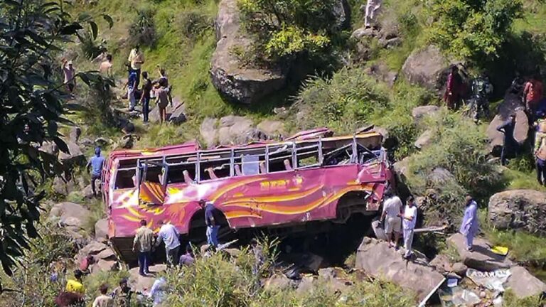 Bus Accident in Nepal: నేపాల్‌లో ఘోర రోడ్డు ప్రమాదం.. రెండు బస్సులు బోల్తా.. 12మంది మృతి