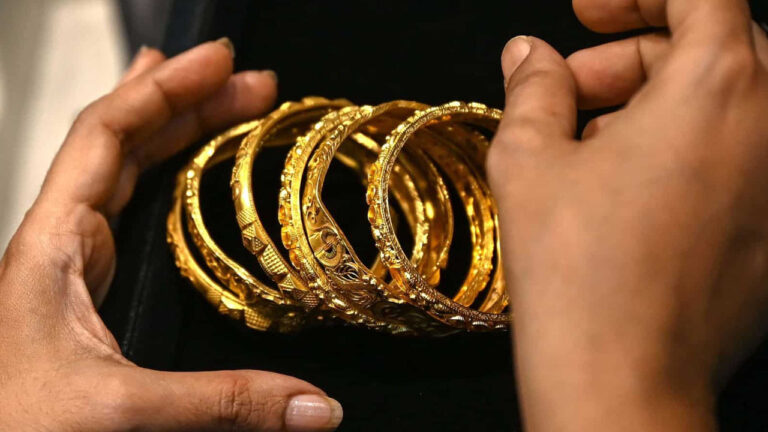 Delhi International Airport: భారీగా బంగారం పట్టివేత.. గాజులరూపంలో తరలించే యత్నం..