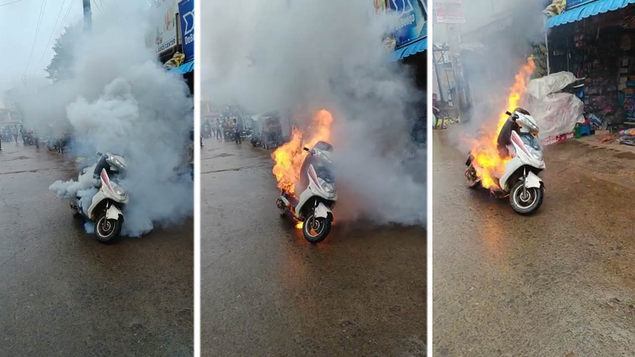Electric Bike Catches Fire: ఆగని ఎలక్ట్రిక్‌ బైక్‌ల ప్రమాదాలు.. సామర్లకోటలో బ్యాటరీ బైక్ దగ్ధం..