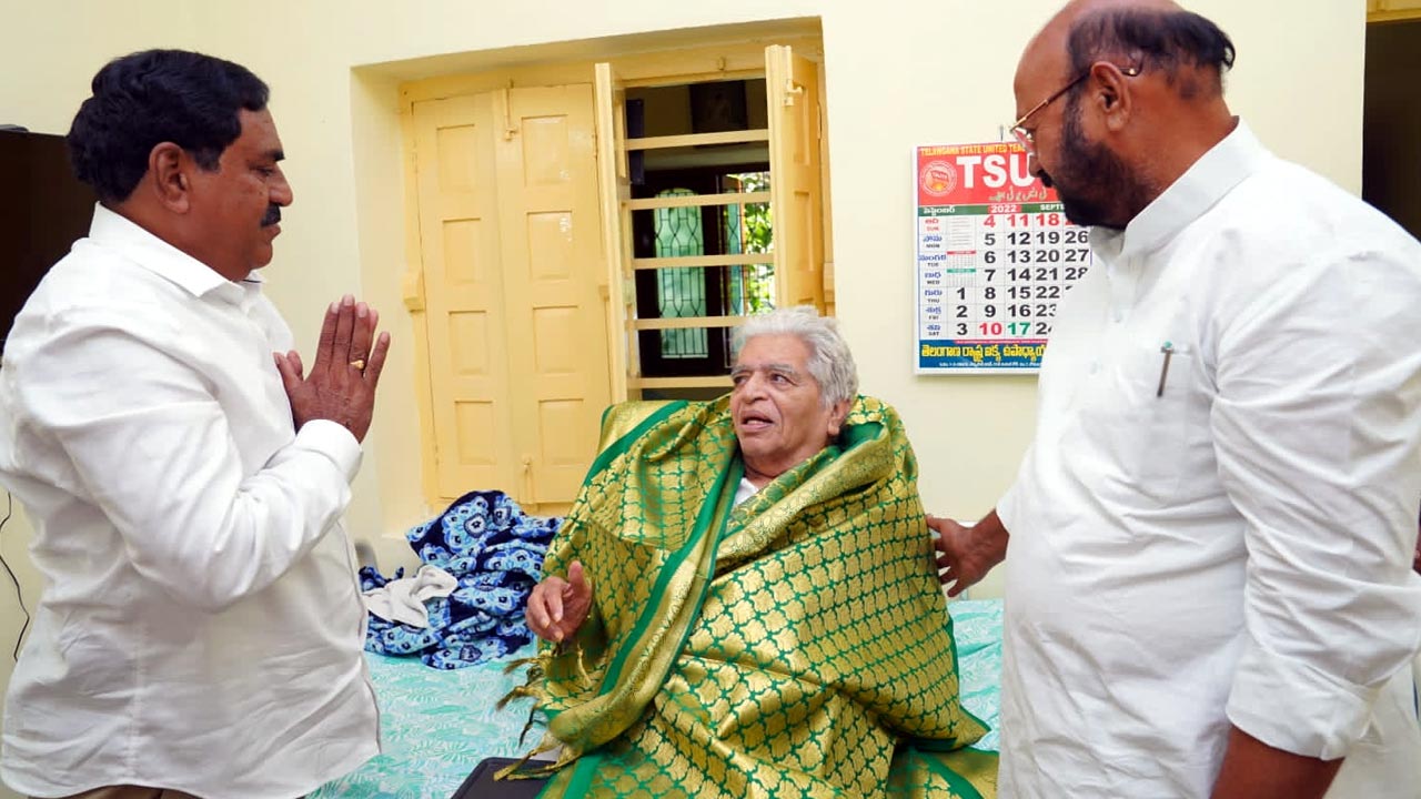 Errabelli Dayakar Rao :చుక్కా రామ‌య్య‌ను స‌త్క‌రించిన మంత్రి ఎర్రబెల్లి