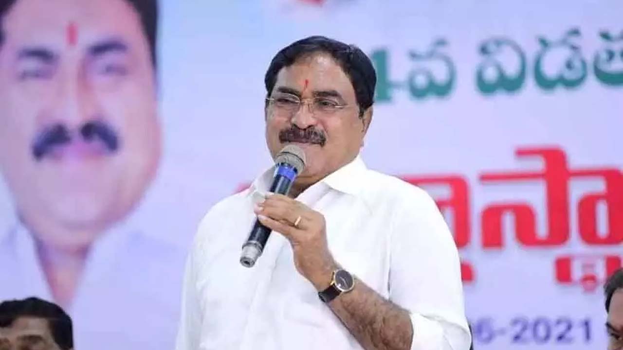 Errabelli Dayakar Rao: సీఎం కేసీఆర్ చిత్రపటానికి పాలాభిషేకం చేసిన మంత్రి ఎర్రబెల్లి