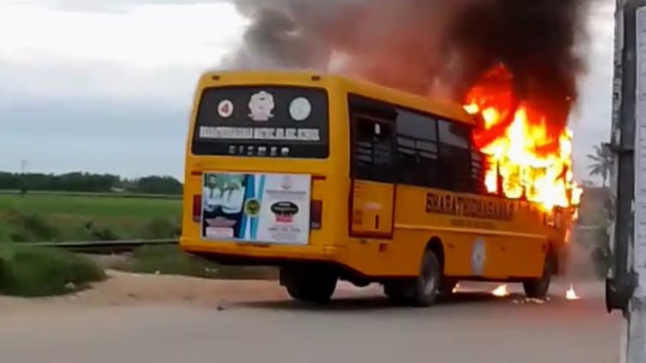 School Bus Fire: స్కూలు బస్ లో మంటలు.. సురక్షితంగా బయటపడ్డ విద్యార్ధులు