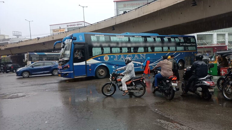 Heavy Rains In Hyderabad: హైదరాబాద్‌ లో దంచికొట్టిన వాన.. ట్రాఫిక్ జామ్