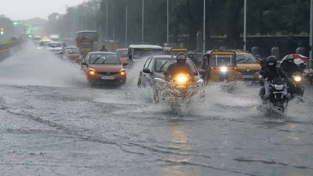 Heavy rain in Hyderabad: బంగాళాఖాతంలో అల్పపీడనం.. హైదరాబాద్‌ పలు ప్రాంతాల్లో వర్షం
