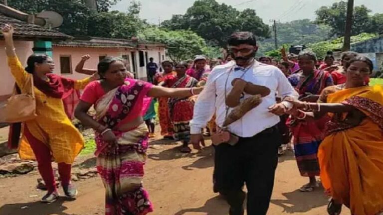 Jharkhand Teacher: కీచక టీచరుకు దేహశుద్ధి
