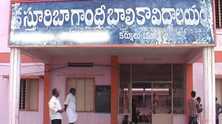 Student suicide attempt: ఆయిల్‌ మసాజ్‌ చేయాలని హాస్టల్‌లో టీచర్ల వేధింపులు.. బిల్డింగ్‌ పైనుంచి దూకిన విద్యార్థిని..
