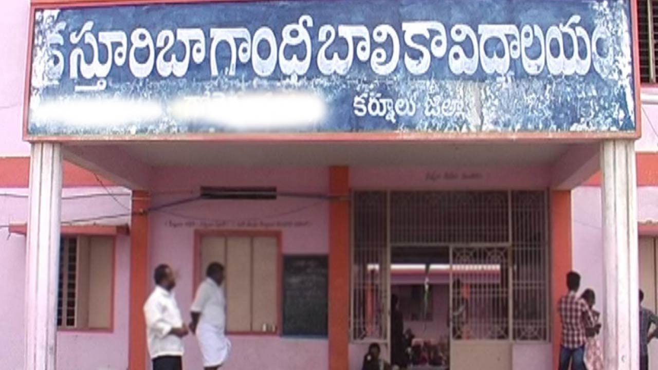Student suicide attempt: ఆయిల్‌ మసాజ్‌ చేయాలని హాస్టల్‌లో టీచర్ల వేధింపులు.. బిల్డింగ్‌ పైనుంచి దూకిన విద్యార్థిని..