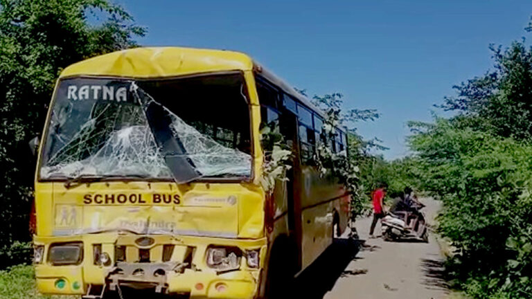 Mahabubabad School Bus Accident: పాఠశాల బస్సును ఢీకొట్టిన మరో పాఠశాల బస్సు.. విద్యార్థులకు..!