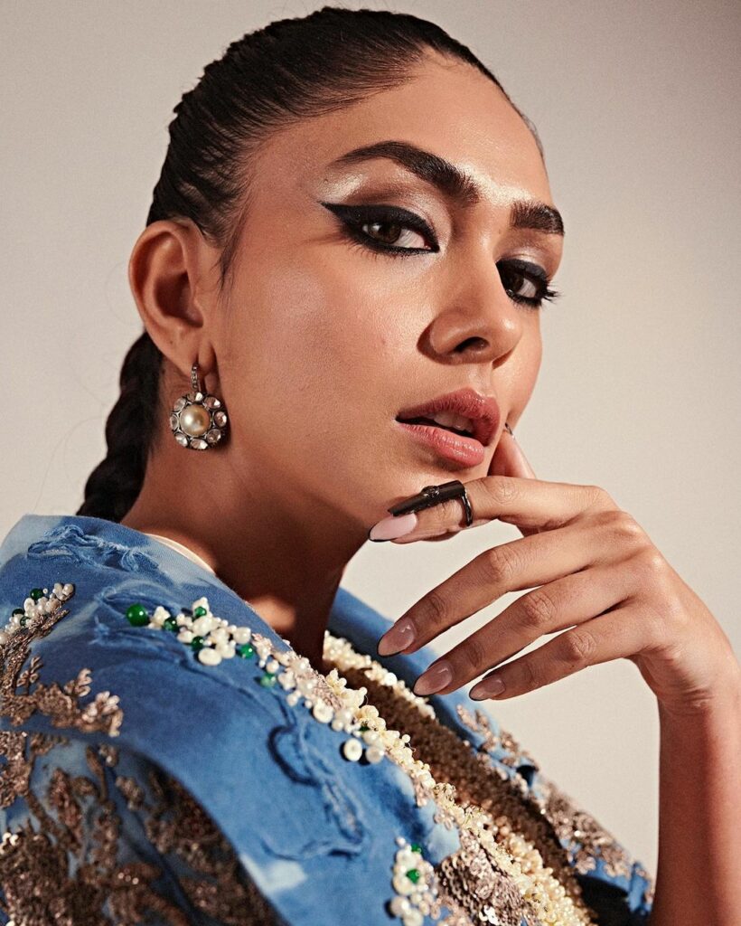 Mrunal Thakur (10)