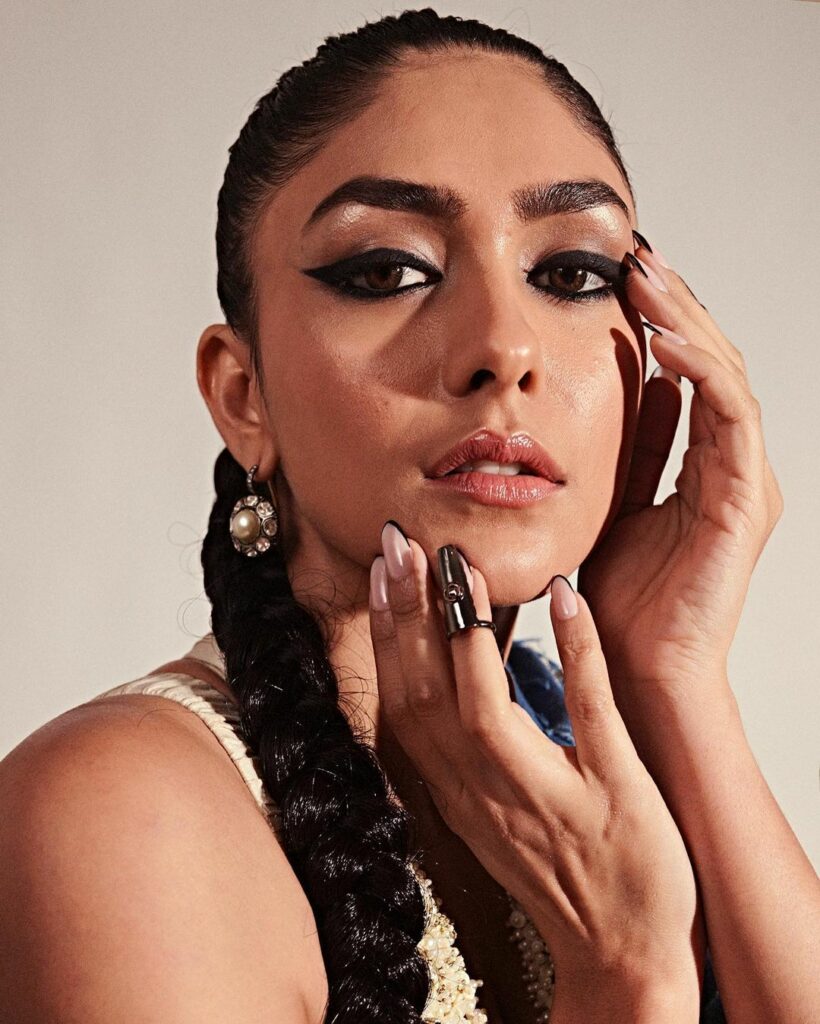 Mrunal Thakur (5)