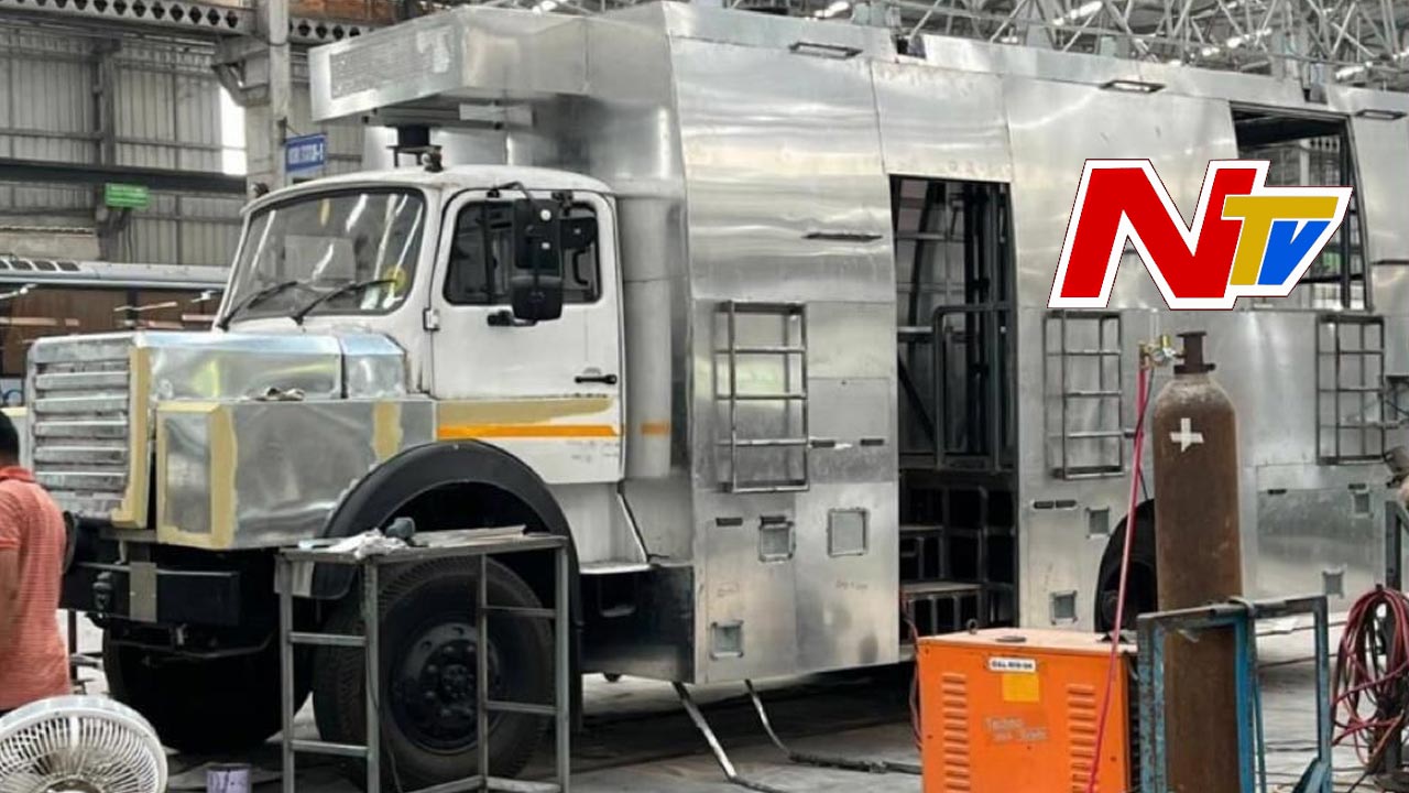 Pawan Kalyan : పవన్ కల్యాణ్ యాత్రకు ముస్తాబవుతున్న బస్సు..