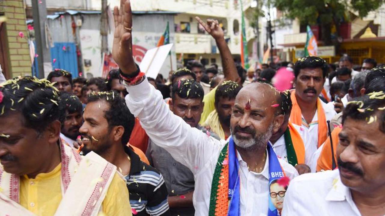 Praja Sangrama Yatra: మాకు పెన్షన్లు రావడం లేదు.. బండి సంజయ్ తో వృద్ధులు