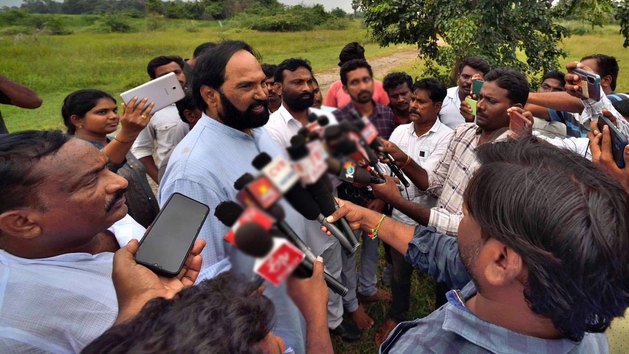 Uttam Kumar Reddy : భూములు అన్యాక్రాంతం అవుతుంటే అధికారులు స్పందించడం లేదు