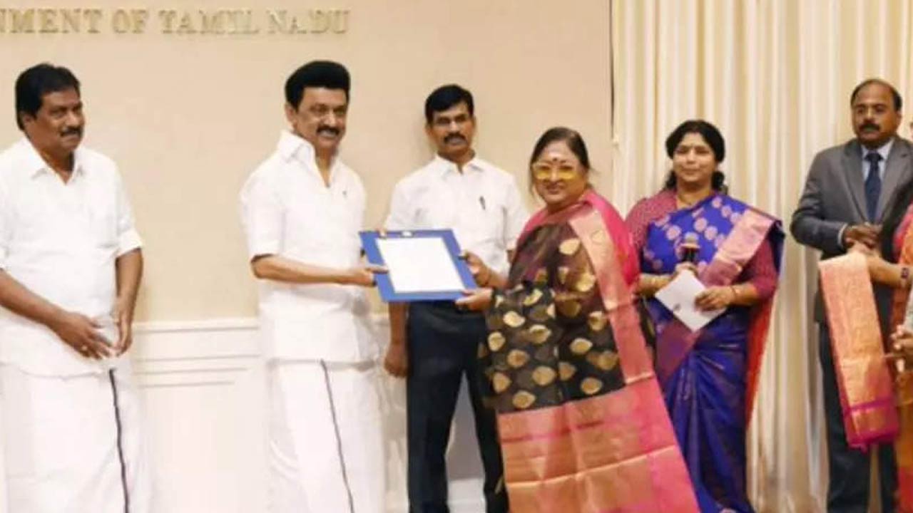 Vanisri: సీనియర్‌ హీరోయిన్‌ రూ.20 కోట్ల విలువైన స్థలం కబ్జా.. తిరిగి అప్పగించిన సీఎం..